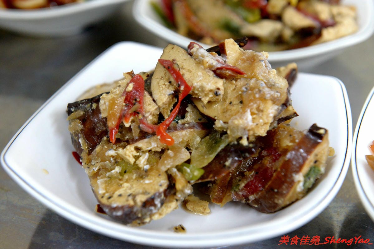 [台中清水]魯肉飯之家 二訪 – 食尚玩家報導過的隱藏版小吃老店搬新家了,招牌梅花豬排依舊無敵好吃,多達10幾種的特色小菜還是讓人難以抉擇。
