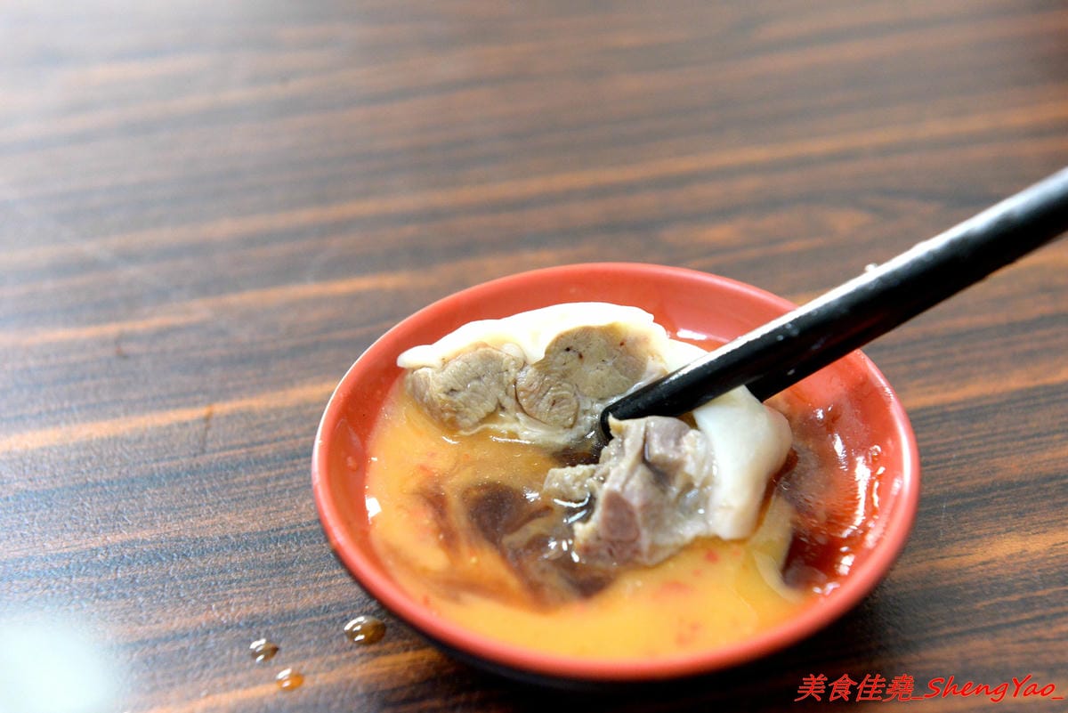 [台中清水]魯肉飯之家 二訪 – 食尚玩家報導過的隱藏版小吃老店搬新家了,招牌梅花豬排依舊無敵好吃,多達10幾種的特色小菜還是讓人難以抉擇。