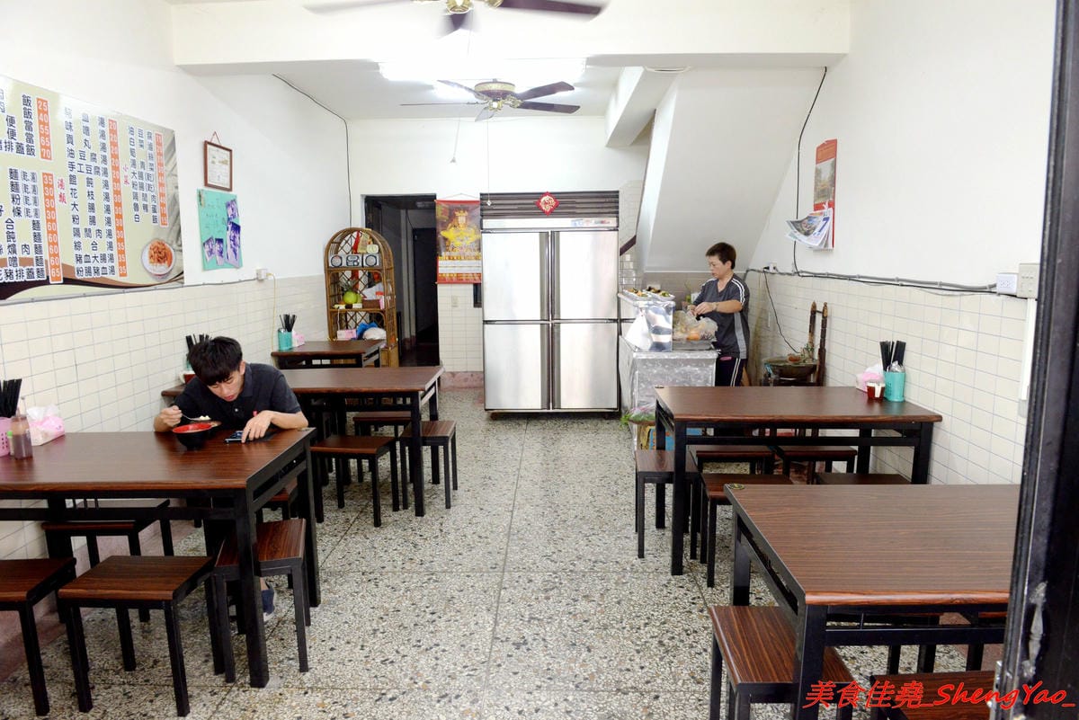 [台中清水]魯肉飯之家 二訪 – 食尚玩家報導過的隱藏版小吃老店搬新家了,招牌梅花豬排依舊無敵好吃,多達10幾種的特色小菜還是讓人難以抉擇。