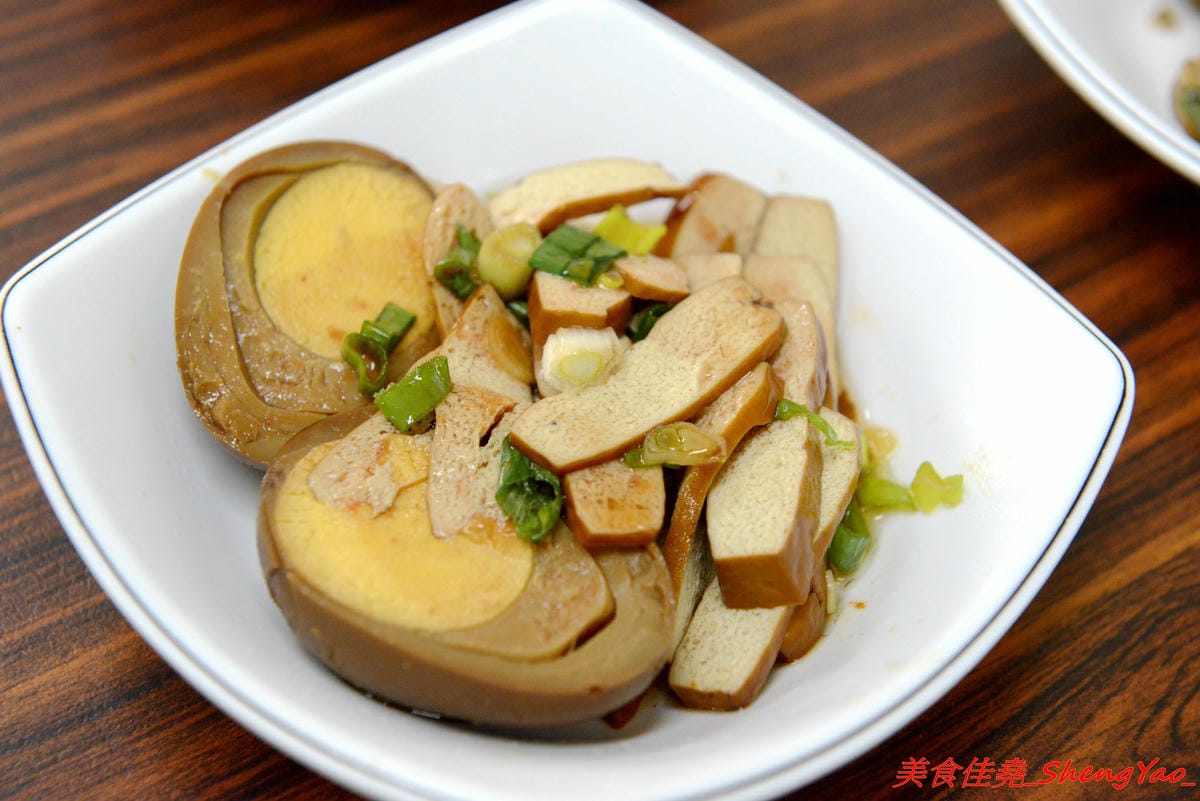 [台中清水]魯肉飯之家 二訪 – 食尚玩家報導過的隱藏版小吃老店搬新家了,招牌梅花豬排依舊無敵好吃,多達10幾種的特色小菜還是讓人難以抉擇。