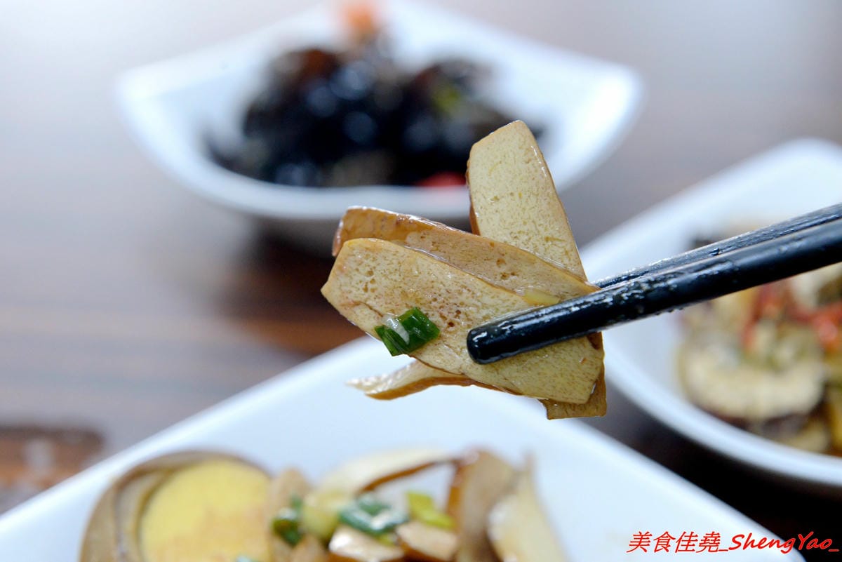 [台中清水]魯肉飯之家 二訪 – 食尚玩家報導過的隱藏版小吃老店搬新家了,招牌梅花豬排依舊無敵好吃,多達10幾種的特色小菜還是讓人難以抉擇。