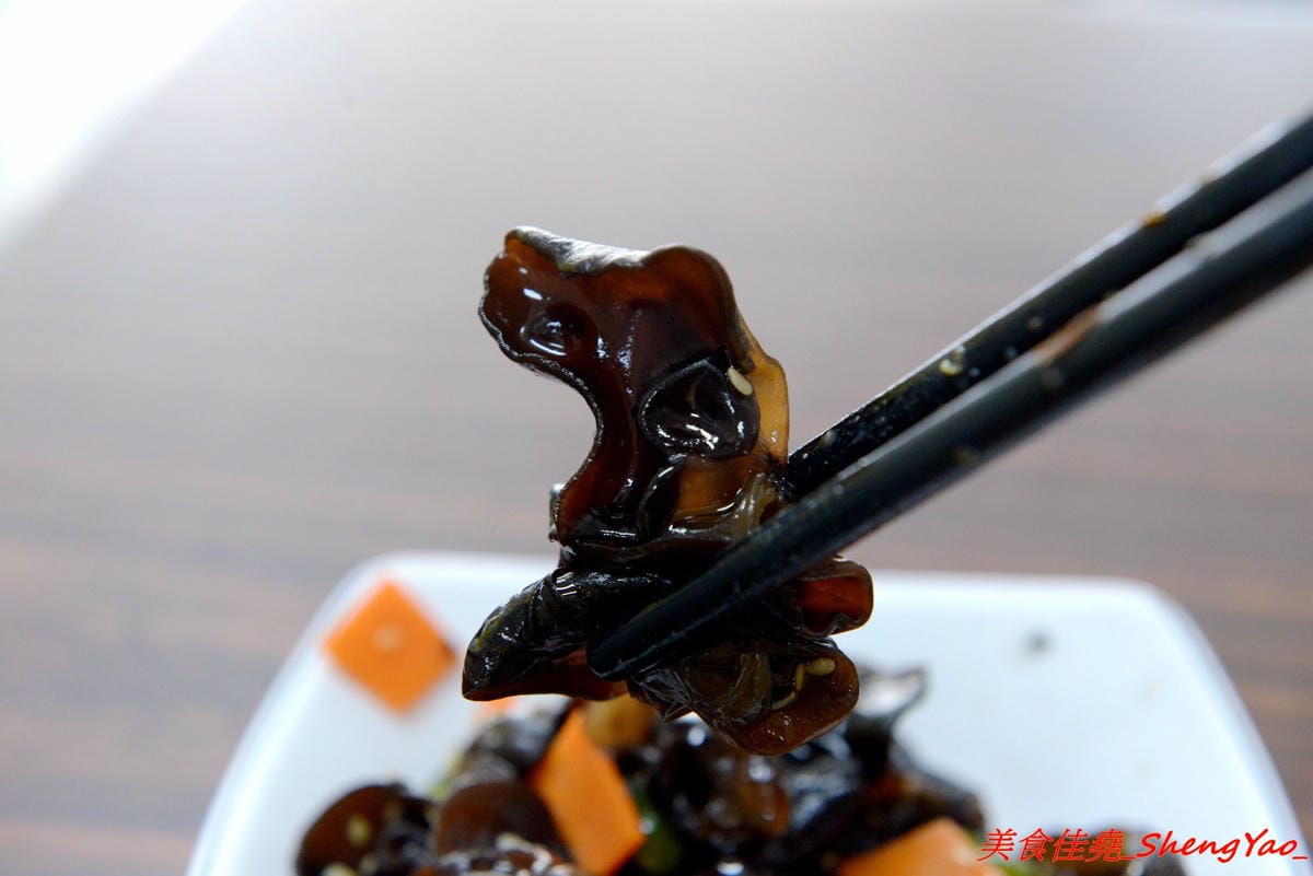 [台中清水]魯肉飯之家 二訪 – 食尚玩家報導過的隱藏版小吃老店搬新家了,招牌梅花豬排依舊無敵好吃,多達10幾種的特色小菜還是讓人難以抉擇。