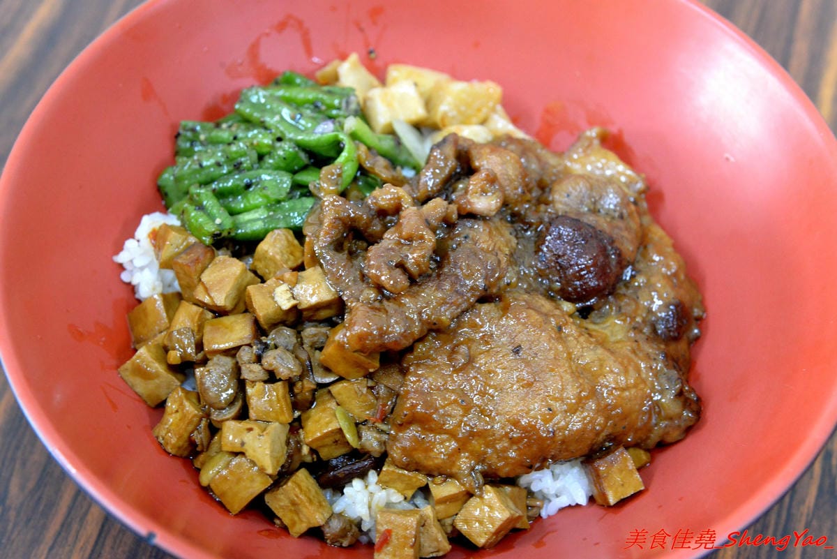 [台中清水]魯肉飯之家 二訪 – 食尚玩家報導過的隱藏版小吃老店搬新家了,招牌梅花豬排依舊無敵好吃,多達10幾種的特色小菜還是讓人難以抉擇。