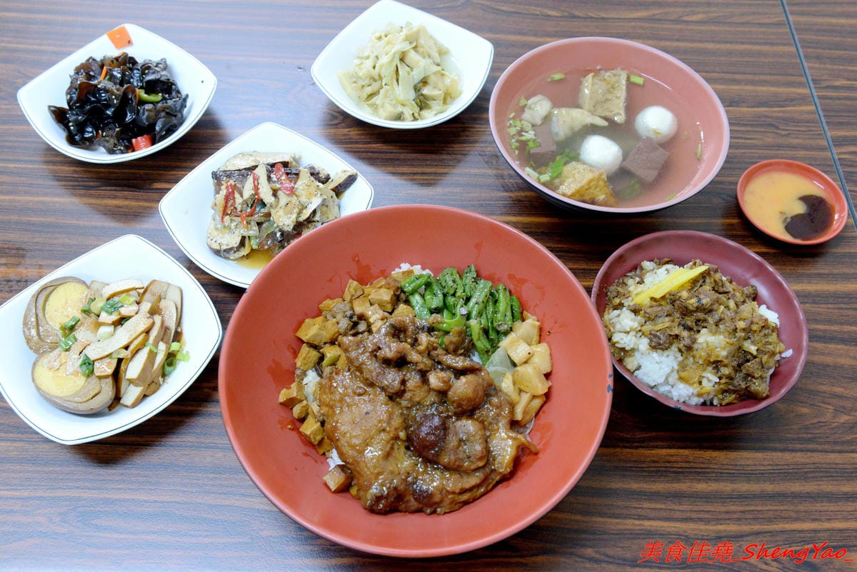 [台中清水]魯肉飯之家 二訪 – 食尚玩家報導過的隱藏版小吃老店搬新家了,招牌梅花豬排依舊無敵好吃,多達10幾種的特色小菜還是讓人難以抉擇。