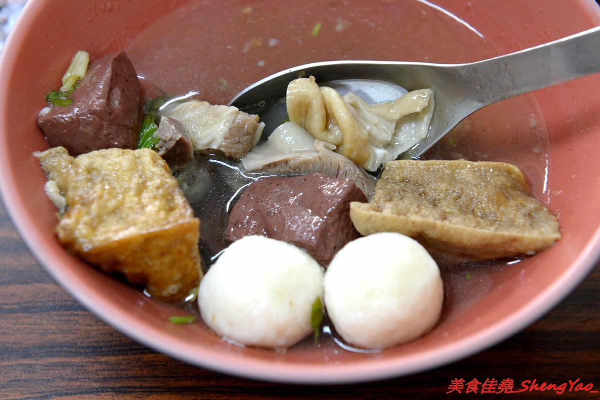 [台中清水]魯肉飯之家 二訪 – 食尚玩家報導過的隱藏版小吃老店搬新家了,招牌梅花豬排依舊無敵好吃,多達10幾種的特色小菜還是讓人難以抉擇。