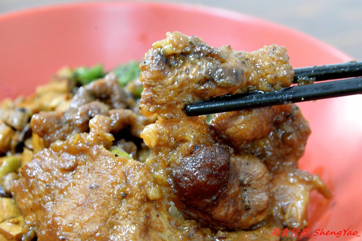 [台中清水]魯肉飯之家 二訪 – 食尚玩家報導過的隱藏版小吃老店搬新家了,招牌梅花豬排依舊無敵好吃,多達10幾種的特色小菜還是讓人難以抉擇。