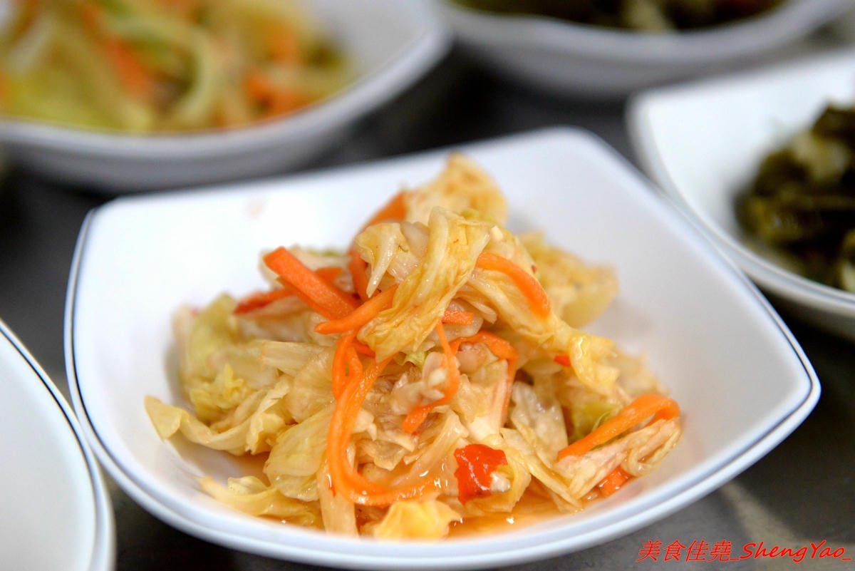 [台中清水]魯肉飯之家 二訪 – 食尚玩家報導過的隱藏版小吃老店搬新家了,招牌梅花豬排依舊無敵好吃,多達10幾種的特色小菜還是讓人難以抉擇。