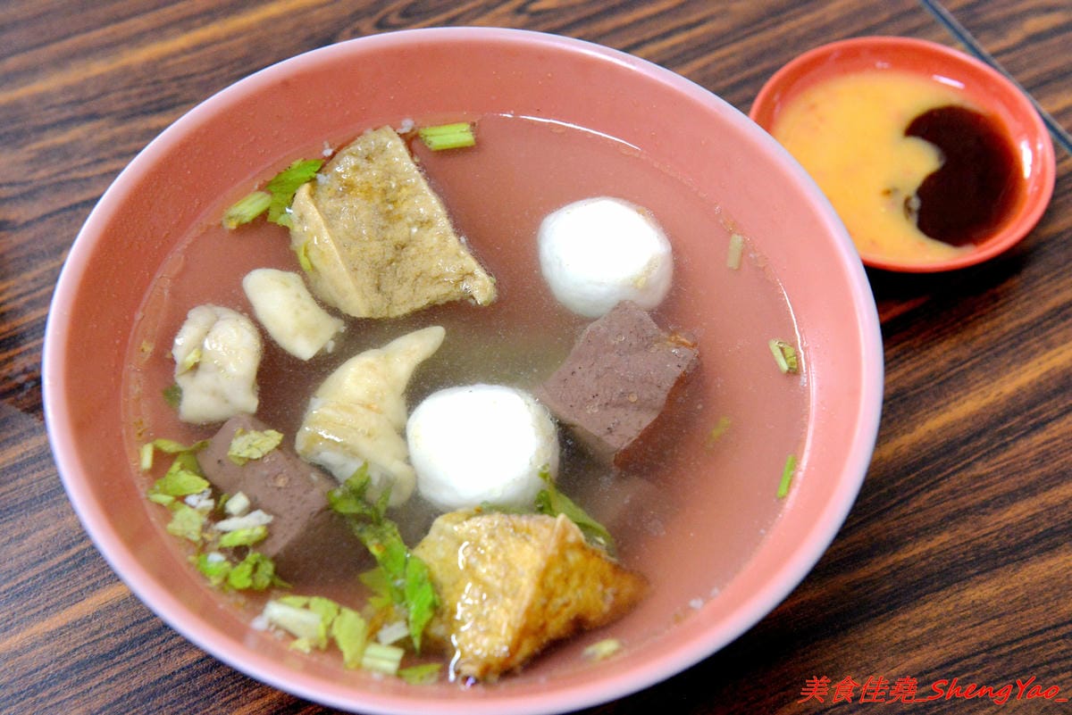 [台中清水]魯肉飯之家 二訪 – 食尚玩家報導過的隱藏版小吃老店搬新家了,招牌梅花豬排依舊無敵好吃,多達10幾種的特色小菜還是讓人難以抉擇。