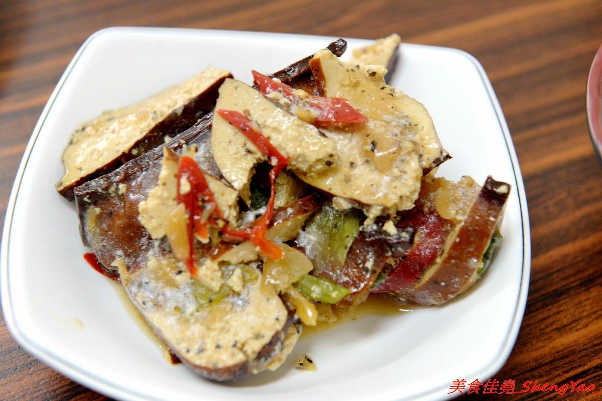 [台中清水]魯肉飯之家 二訪 – 食尚玩家報導過的隱藏版小吃老店搬新家了,招牌梅花豬排依舊無敵好吃,多達10幾種的特色小菜還是讓人難以抉擇。