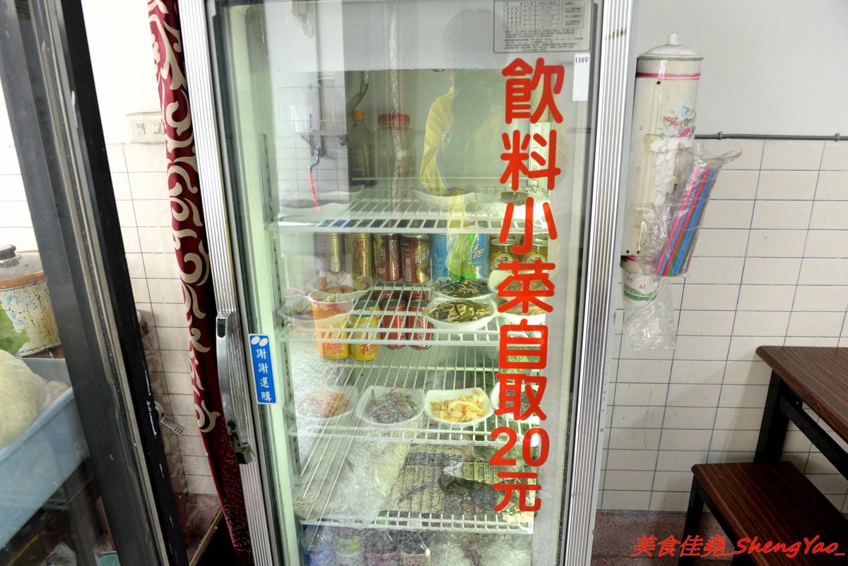 [台中清水]魯肉飯之家 二訪 – 食尚玩家報導過的隱藏版小吃老店搬新家了,招牌梅花豬排依舊無敵好吃,多達10幾種的特色小菜還是讓人難以抉擇。