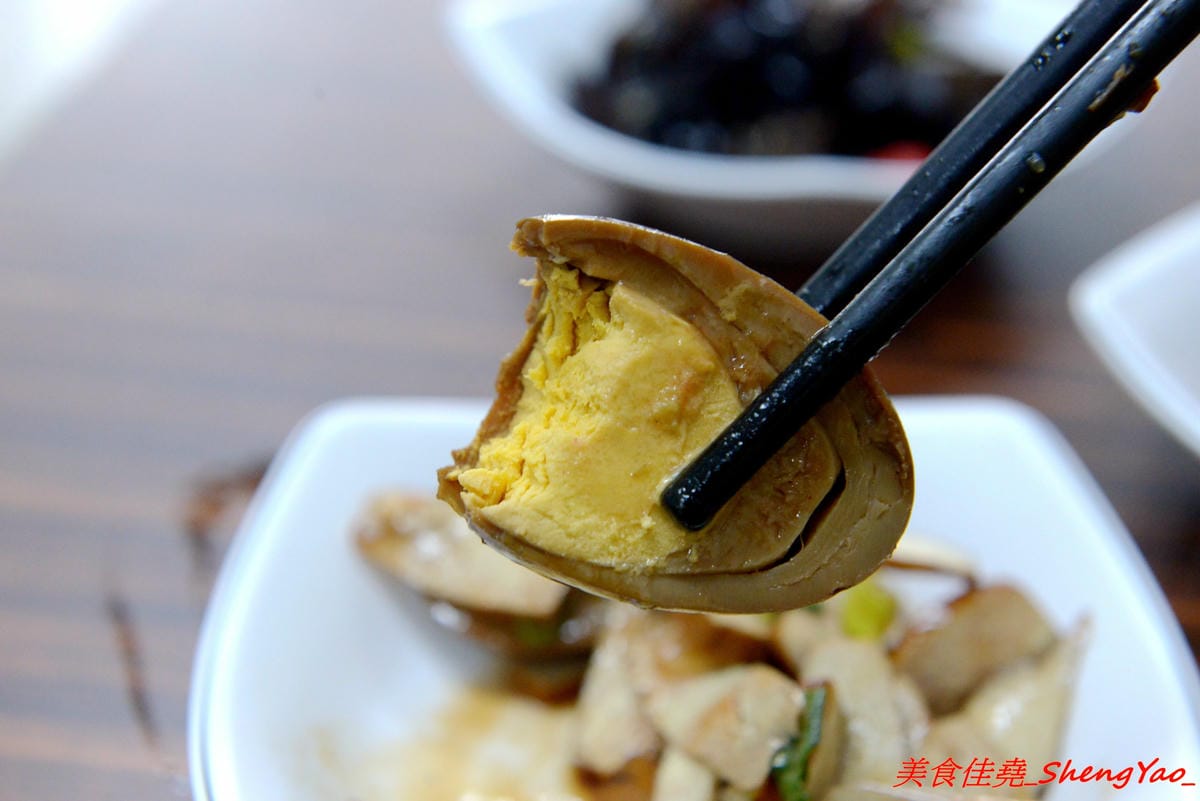 [台中清水]魯肉飯之家 二訪 – 食尚玩家報導過的隱藏版小吃老店搬新家了,招牌梅花豬排依舊無敵好吃,多達10幾種的特色小菜還是讓人難以抉擇。