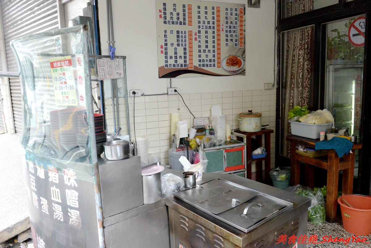 [台中清水]魯肉飯之家 二訪 – 食尚玩家報導過的隱藏版小吃老店搬新家了,招牌梅花豬排依舊無敵好吃,多達10幾種的特色小菜還是讓人難以抉擇。