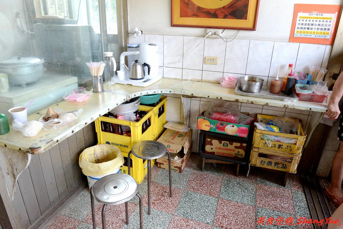 [台中清水]冠昇早點 – 清水34年歷史的中式早餐店,罕見的米漿糊手工蛋餅好滑嫩,店家自製肉粽35元餡料爆多,早上8點以後幾乎就賣光了。