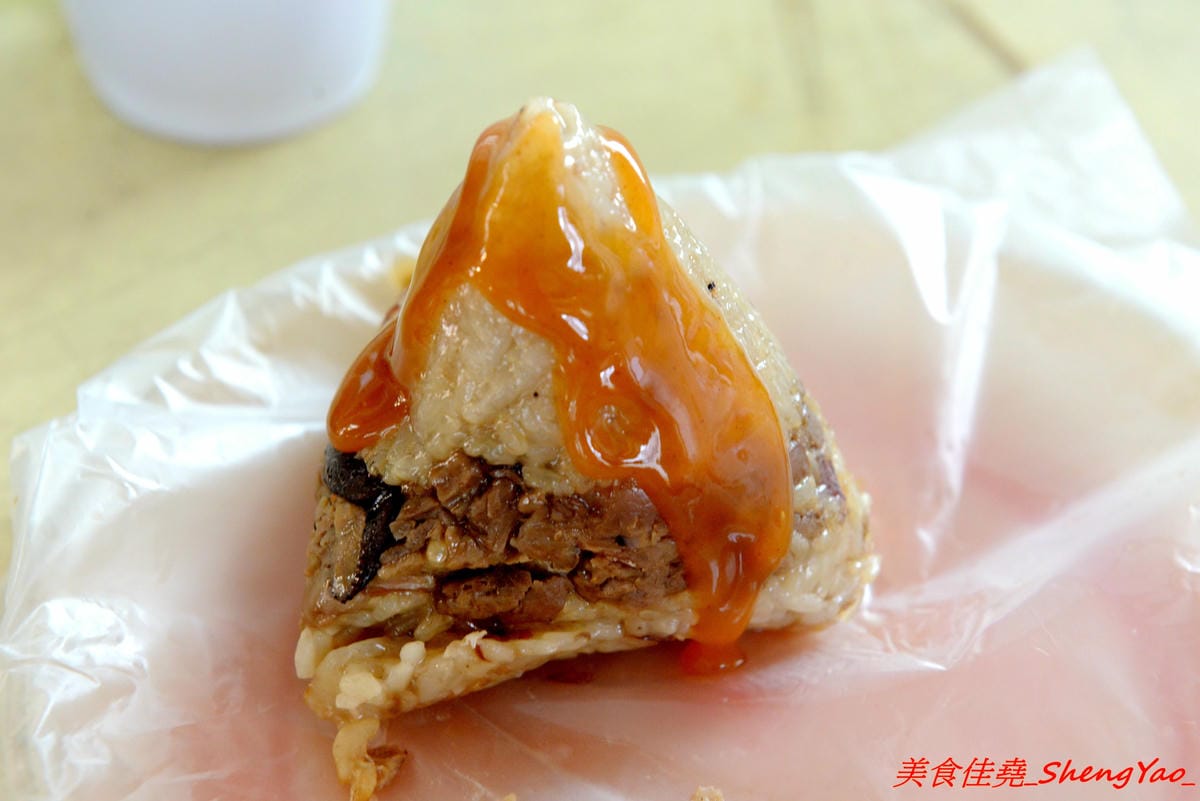 [台中清水]冠昇早點 – 清水34年歷史的中式早餐店,罕見的米漿糊手工蛋餅好滑嫩,店家自製肉粽35元餡料爆多,早上8點以後幾乎就賣光了。