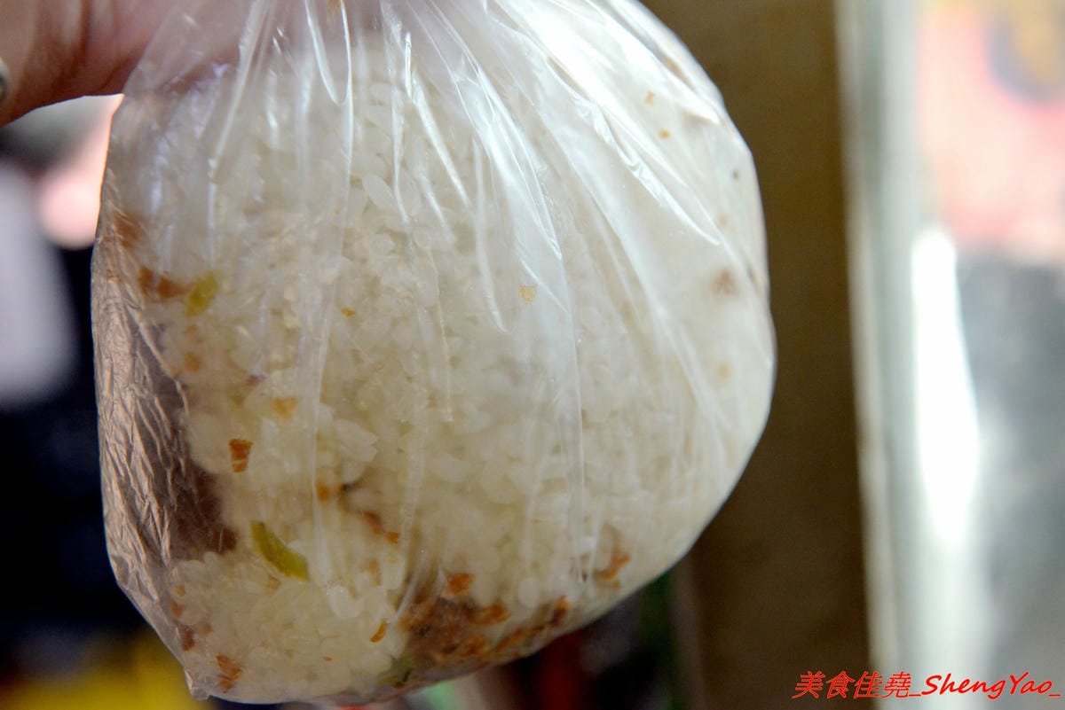 [台中清水]冠昇早點 – 清水34年歷史的中式早餐店,罕見的米漿糊手工蛋餅好滑嫩,店家自製肉粽35元餡料爆多,早上8點以後幾乎就賣光了。