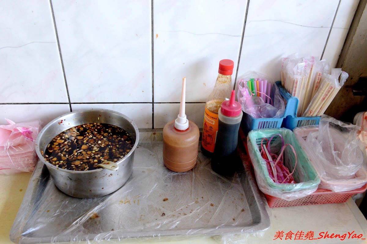 [台中清水]冠昇早點 – 清水34年歷史的中式早餐店,罕見的米漿糊手工蛋餅好滑嫩,店家自製肉粽35元餡料爆多,早上8點以後幾乎就賣光了。