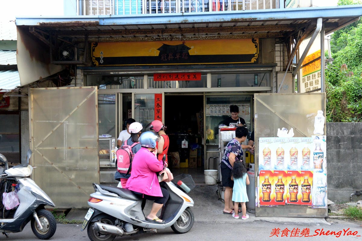 [台中清水]冠昇早點 – 清水34年歷史的中式早餐店,罕見的米漿糊手工蛋餅好滑嫩,店家自製肉粽35元餡料爆多,早上8點以後幾乎就賣光了。