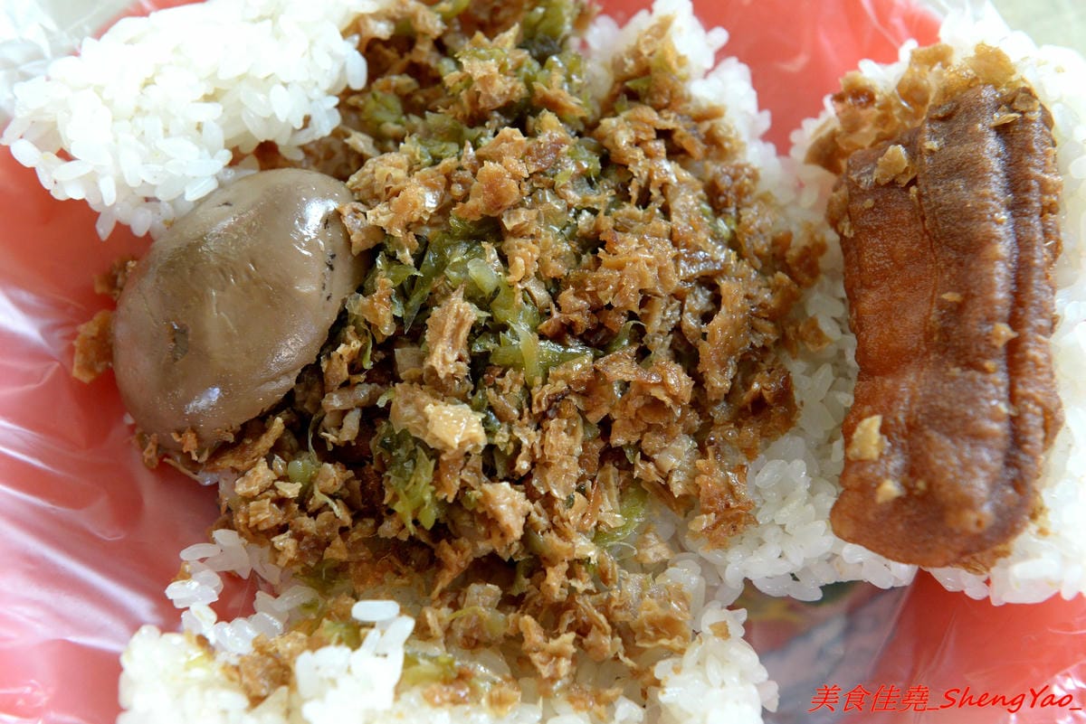 [台中清水]冠昇早點 – 清水34年歷史的中式早餐店,罕見的米漿糊手工蛋餅好滑嫩,店家自製肉粽35元餡料爆多,早上8點以後幾乎就賣光了。