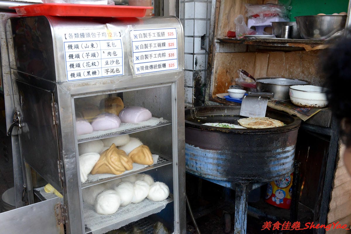 [台中清水]冠昇早點 – 清水34年歷史的中式早餐店,罕見的米漿糊手工蛋餅好滑嫩,店家自製肉粽35元餡料爆多,早上8點以後幾乎就賣光了。