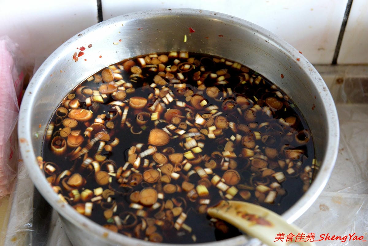 [台中清水]冠昇早點 – 清水34年歷史的中式早餐店,罕見的米漿糊手工蛋餅好滑嫩,店家自製肉粽35元餡料爆多,早上8點以後幾乎就賣光了。