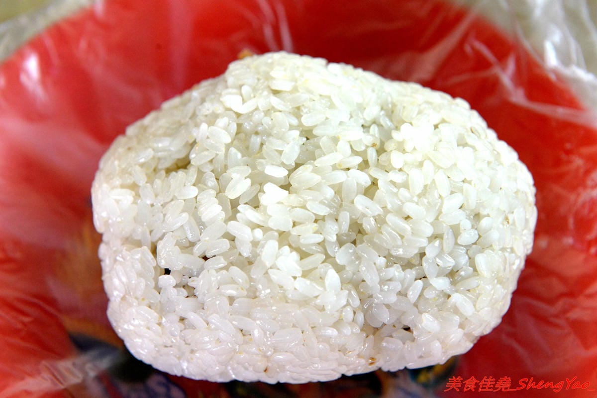 [台中清水]冠昇早點 – 清水34年歷史的中式早餐店,罕見的米漿糊手工蛋餅好滑嫩,店家自製肉粽35元餡料爆多,早上8點以後幾乎就賣光了。