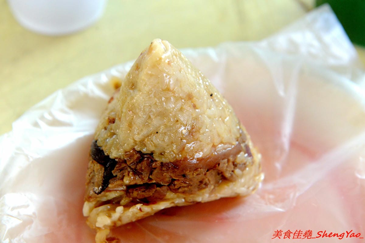 [台中清水]冠昇早點 – 清水34年歷史的中式早餐店,罕見的米漿糊手工蛋餅好滑嫩,店家自製肉粽35元餡料爆多,早上8點以後幾乎就賣光了。