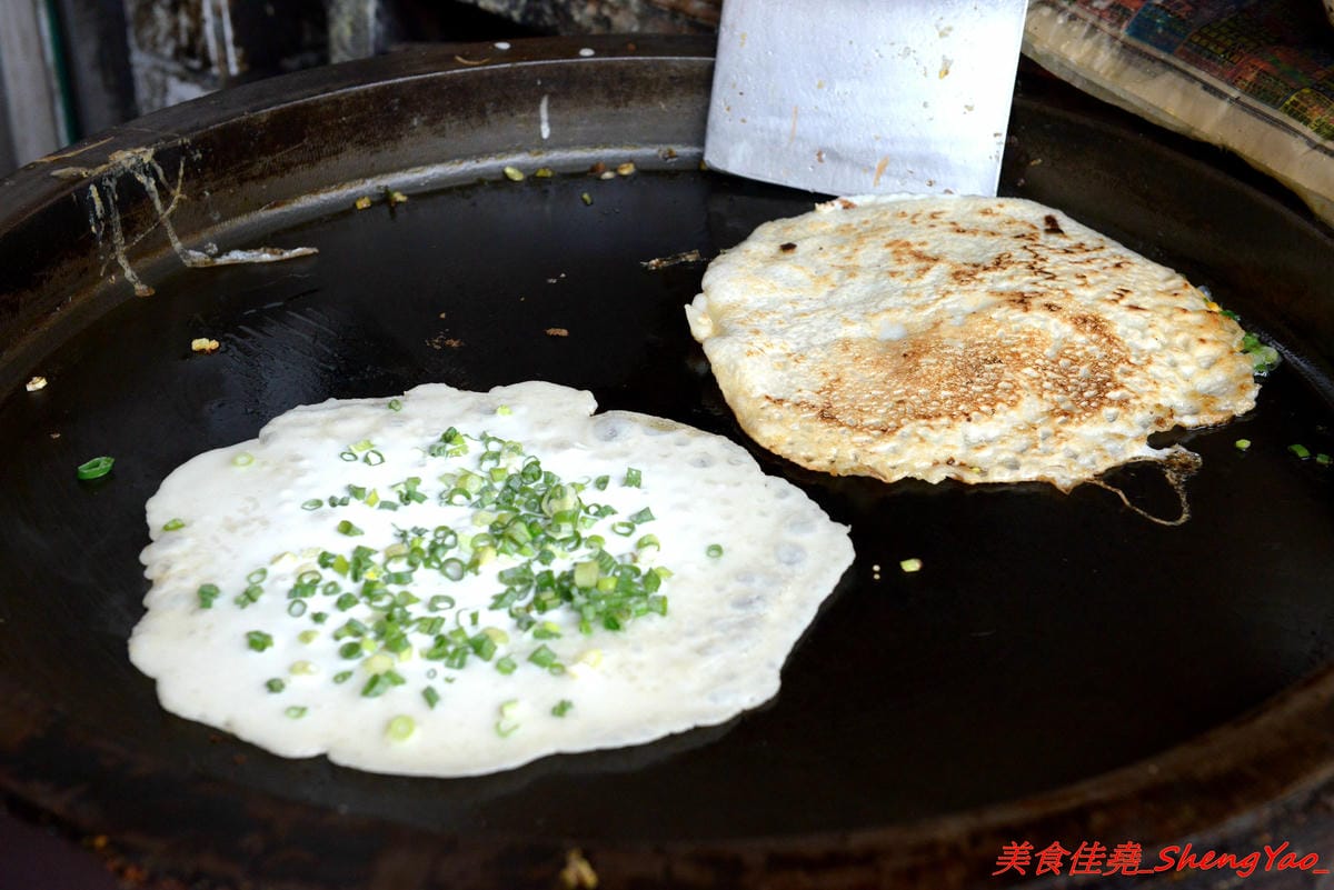 [台中清水]冠昇早點 – 清水34年歷史的中式早餐店,罕見的米漿糊手工蛋餅好滑嫩,店家自製肉粽35元餡料爆多,早上8點以後幾乎就賣光了。