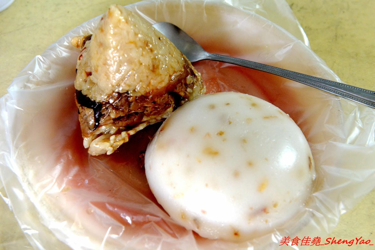 [台中清水]冠昇早點 – 清水34年歷史的中式早餐店,罕見的米漿糊手工蛋餅好滑嫩,店家自製肉粽35元餡料爆多,早上8點以後幾乎就賣光了。