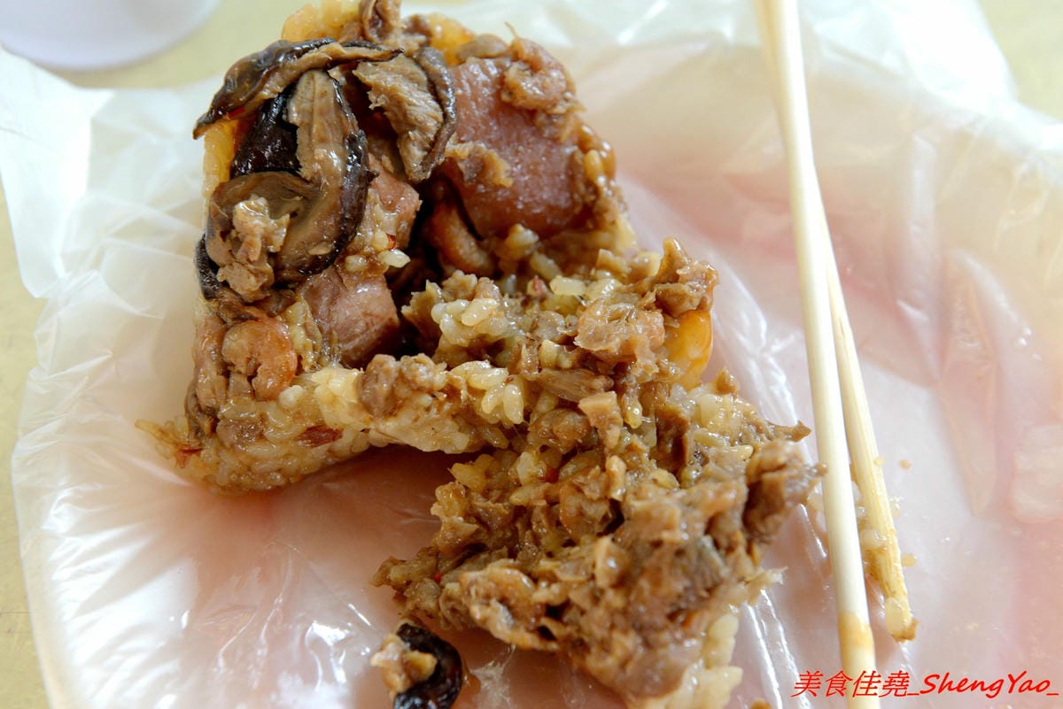 [台中清水]冠昇早點 – 清水34年歷史的中式早餐店,罕見的米漿糊手工蛋餅好滑嫩,店家自製肉粽35元餡料爆多,早上8點以後幾乎就賣光了。