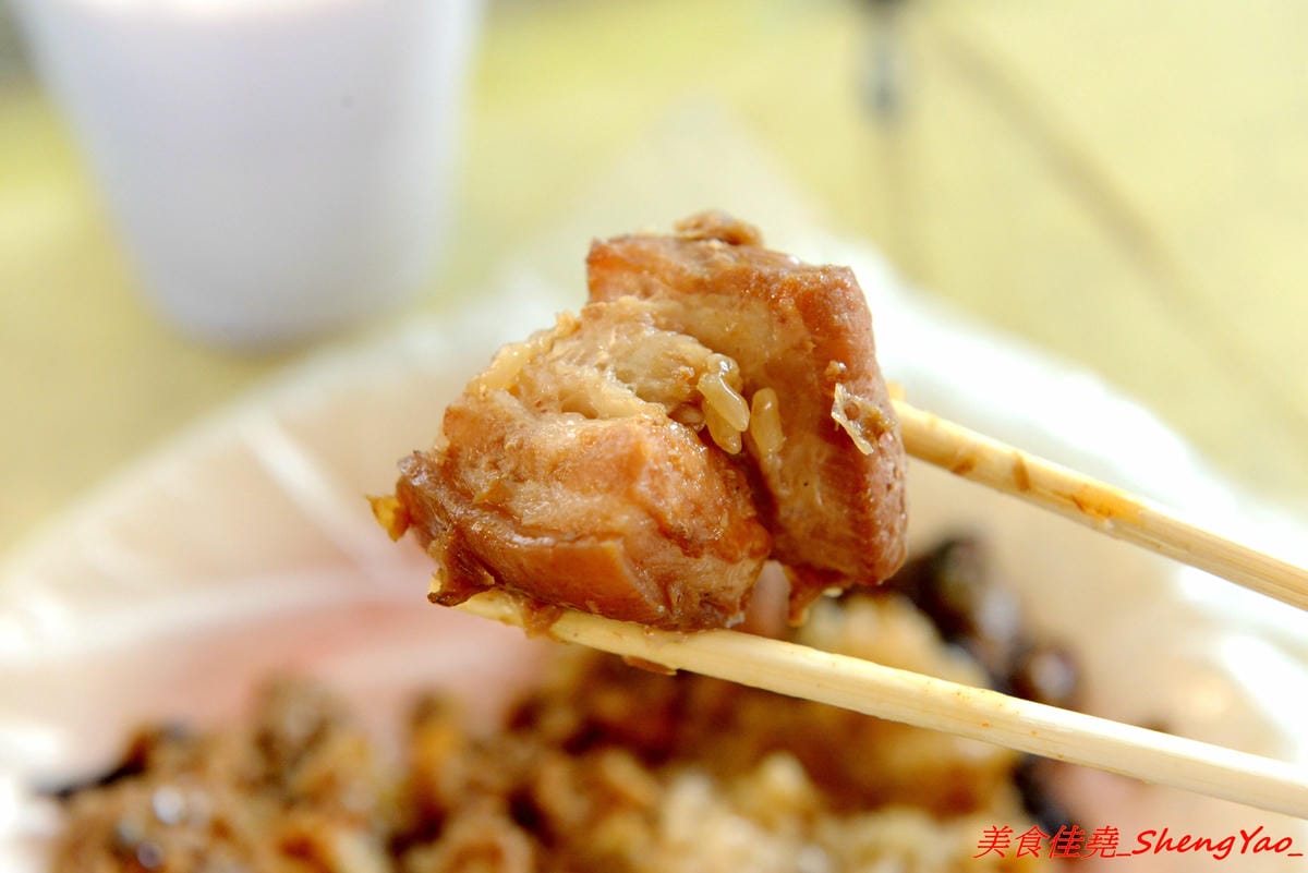 [台中清水]冠昇早點 – 清水34年歷史的中式早餐店,罕見的米漿糊手工蛋餅好滑嫩,店家自製肉粽35元餡料爆多,早上8點以後幾乎就賣光了。