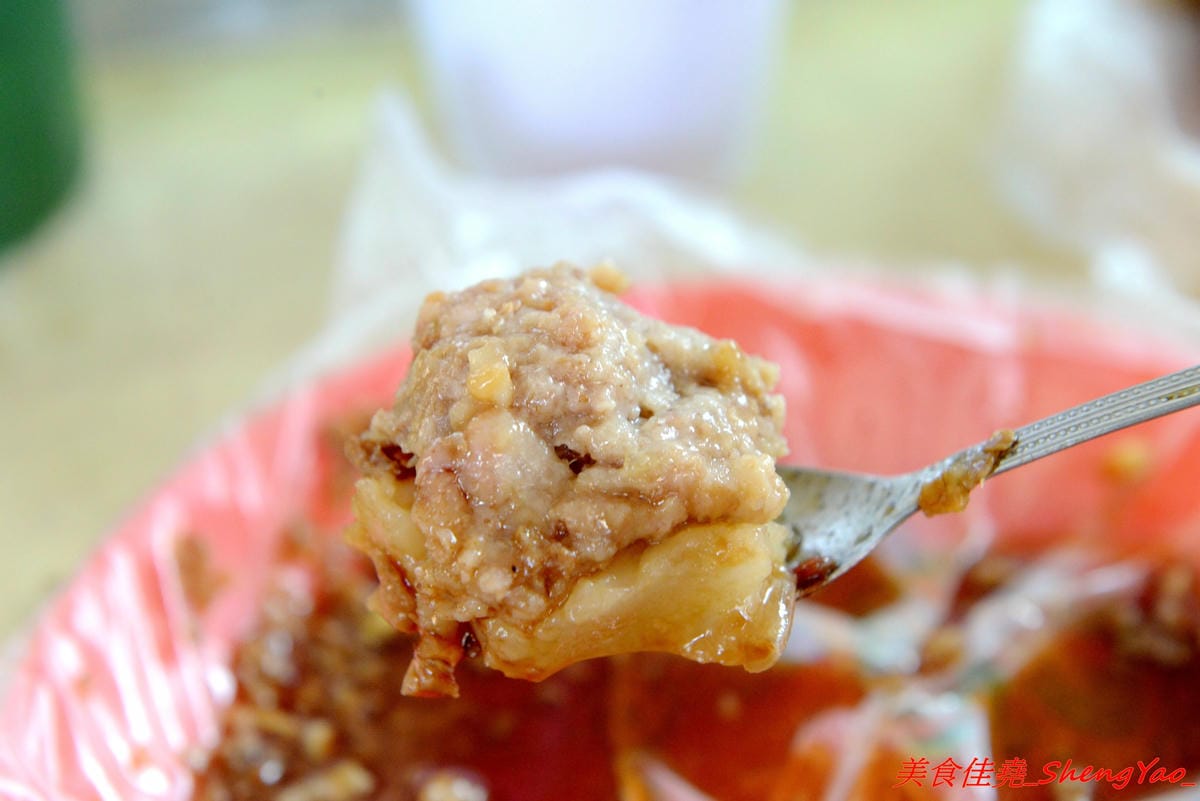 [台中清水]冠昇早點 – 清水34年歷史的中式早餐店,罕見的米漿糊手工蛋餅好滑嫩,店家自製肉粽35元餡料爆多,早上8點以後幾乎就賣光了。