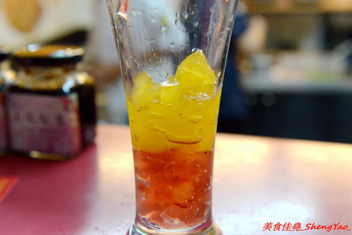 [台中沙鹿]阿義古早味鳳梨冰 再訪 – 9月新推出惡魔奶茶,應該是台中第一家辣椒珍珠奶茶,味道特別,還有抹茶珍珠可搭,另外推薦店家自製的雙色凍百香凍、洛神凍也很棒。