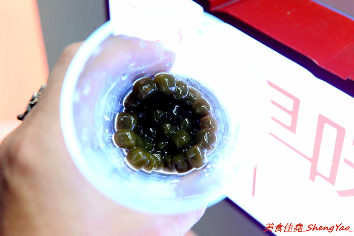 [台中沙鹿]阿義古早味鳳梨冰 再訪 – 9月新推出惡魔奶茶,應該是台中第一家辣椒珍珠奶茶,味道特別,還有抹茶珍珠可搭,另外推薦店家自製的雙色凍百香凍、洛神凍也很棒。