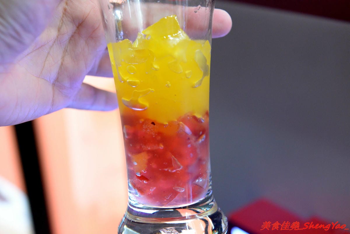 [台中沙鹿]阿義古早味鳳梨冰 再訪 – 9月新推出惡魔奶茶,應該是台中第一家辣椒珍珠奶茶,味道特別,還有抹茶珍珠可搭,另外推薦店家自製的雙色凍百香凍、洛神凍也很棒。