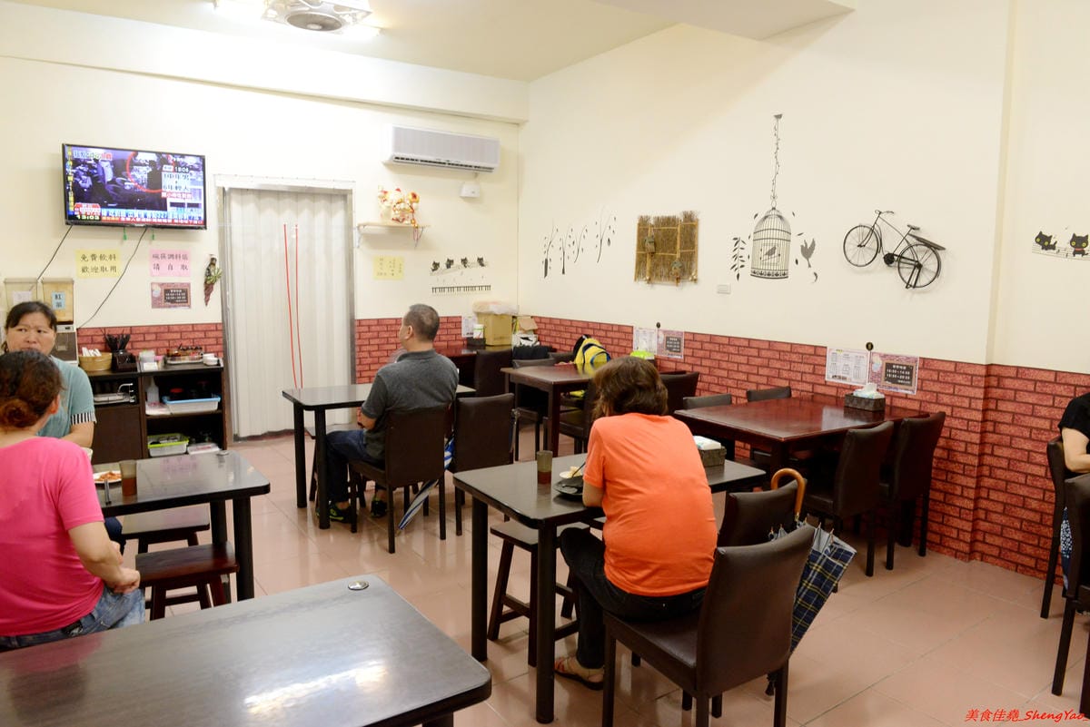 [基隆仁愛]老味坊 – 隱藏在孝三路巷內的好吃創意麵館,牛肉麵、水餃、滷菜都不錯,大推會爆汁的手工水餃,加了香菜的大白菜肉餡口味超好吃 !!