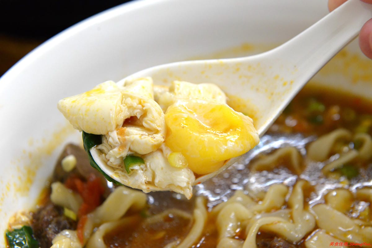 [基隆仁愛]老味坊 – 隱藏在孝三路巷內的好吃創意麵館,牛肉麵、水餃、滷菜都不錯,大推會爆汁的手工水餃,加了香菜的大白菜肉餡口味超好吃 !!