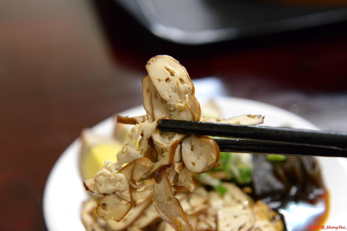 [基隆仁愛]老味坊 – 隱藏在孝三路巷內的好吃創意麵館,牛肉麵、水餃、滷菜都不錯,大推會爆汁的手工水餃,加了香菜的大白菜肉餡口味超好吃 !!