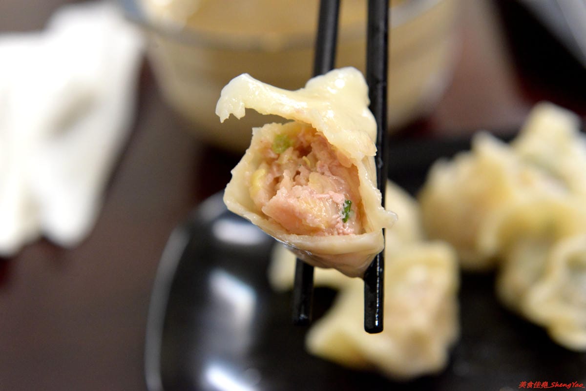 [基隆仁愛]老味坊 – 隱藏在孝三路巷內的好吃創意麵館,牛肉麵、水餃、滷菜都不錯,大推會爆汁的手工水餃,加了香菜的大白菜肉餡口味超好吃 !!