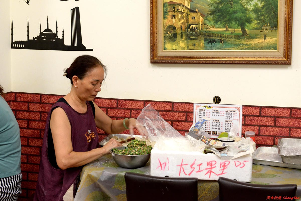 [基隆仁愛]老味坊 – 隱藏在孝三路巷內的好吃創意麵館,牛肉麵、水餃、滷菜都不錯,大推會爆汁的手工水餃,加了香菜的大白菜肉餡口味超好吃 !!