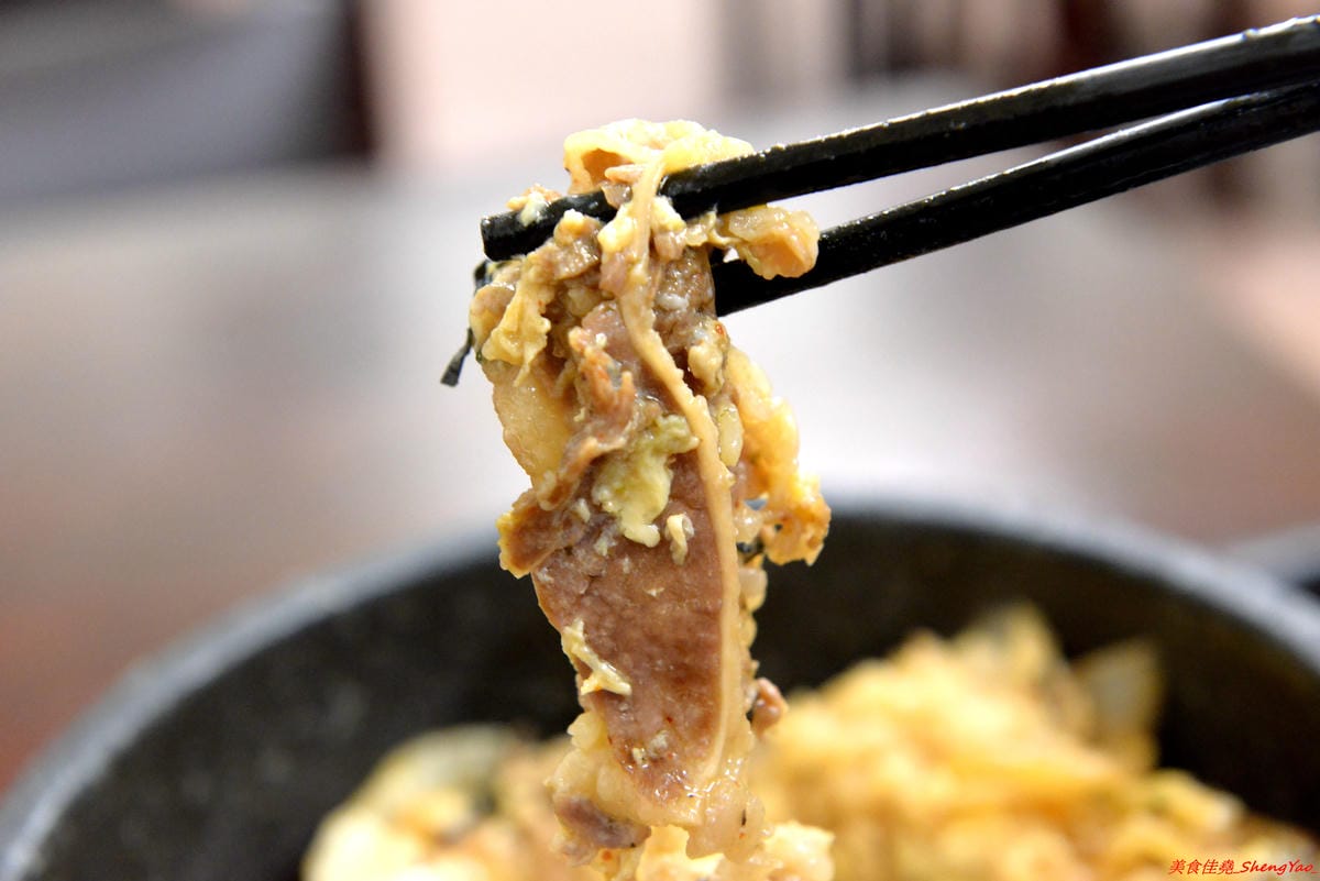[基隆仁愛]老味坊 – 隱藏在孝三路巷內的好吃創意麵館,牛肉麵、水餃、滷菜都不錯,大推會爆汁的手工水餃,加了香菜的大白菜肉餡口味超好吃 !!