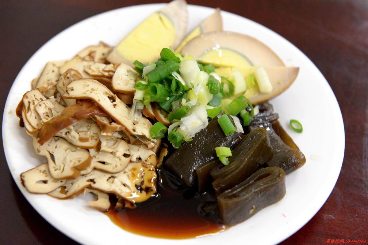 [基隆仁愛]老味坊 – 隱藏在孝三路巷內的好吃創意麵館,牛肉麵、水餃、滷菜都不錯,大推會爆汁的手工水餃,加了香菜的大白菜肉餡口味超好吃 !!