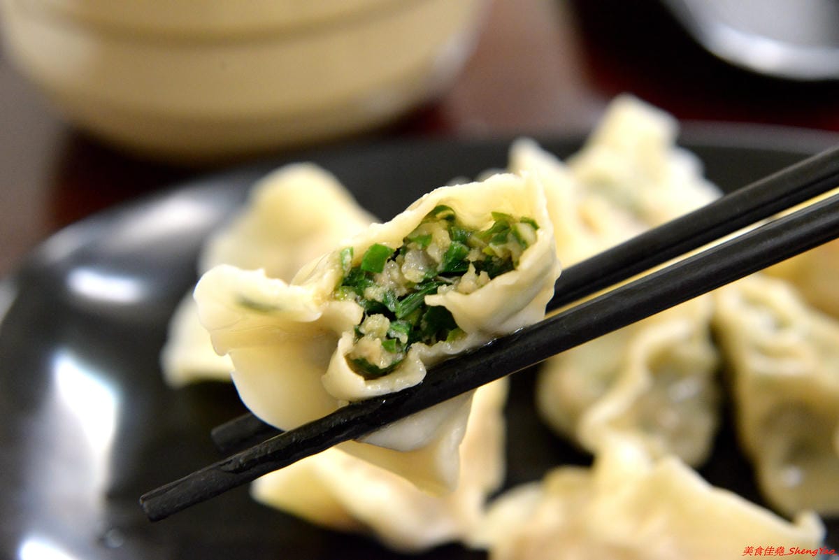 [基隆仁愛]老味坊 – 隱藏在孝三路巷內的好吃創意麵館,牛肉麵、水餃、滷菜都不錯,大推會爆汁的手工水餃,加了香菜的大白菜肉餡口味超好吃 !!