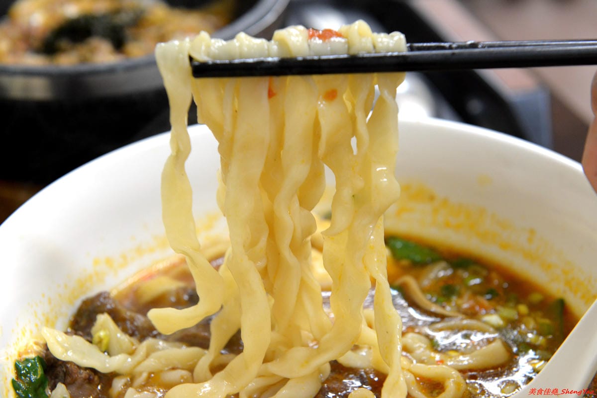 [基隆仁愛]老味坊 – 隱藏在孝三路巷內的好吃創意麵館,牛肉麵、水餃、滷菜都不錯,大推會爆汁的手工水餃,加了香菜的大白菜肉餡口味超好吃 !!