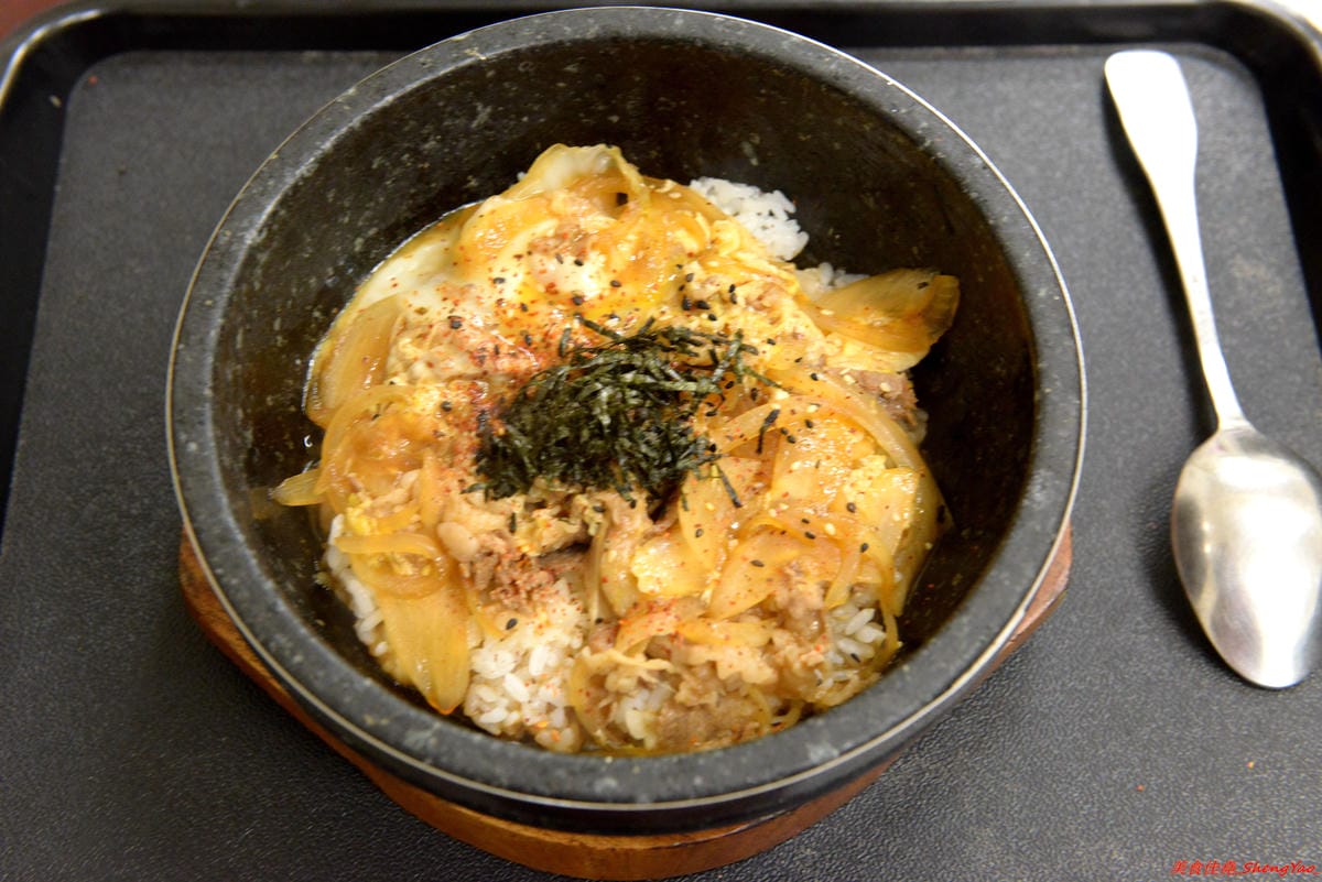 [基隆仁愛]老味坊 – 隱藏在孝三路巷內的好吃創意麵館,牛肉麵、水餃、滷菜都不錯,大推會爆汁的手工水餃,加了香菜的大白菜肉餡口味超好吃 !!