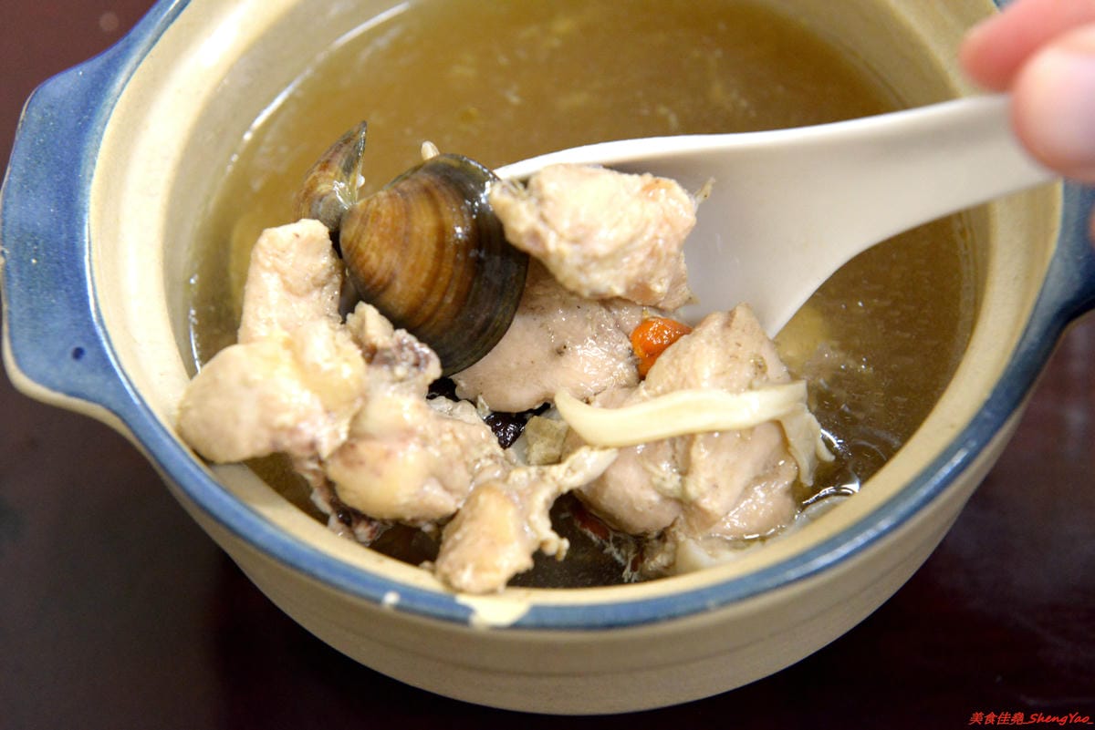 [基隆仁愛]老味坊 – 隱藏在孝三路巷內的好吃創意麵館,牛肉麵、水餃、滷菜都不錯,大推會爆汁的手工水餃,加了香菜的大白菜肉餡口味超好吃 !!