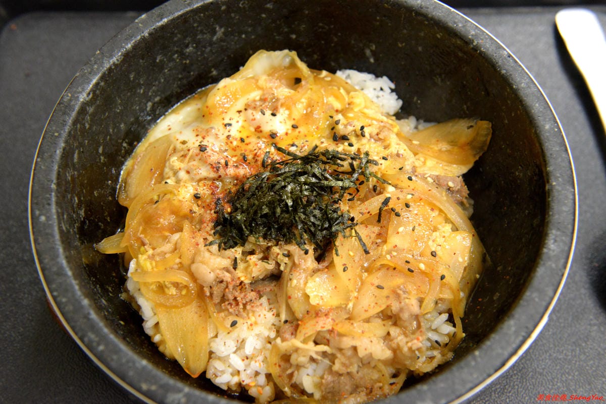 [基隆仁愛]老味坊 – 隱藏在孝三路巷內的好吃創意麵館,牛肉麵、水餃、滷菜都不錯,大推會爆汁的手工水餃,加了香菜的大白菜肉餡口味超好吃 !!