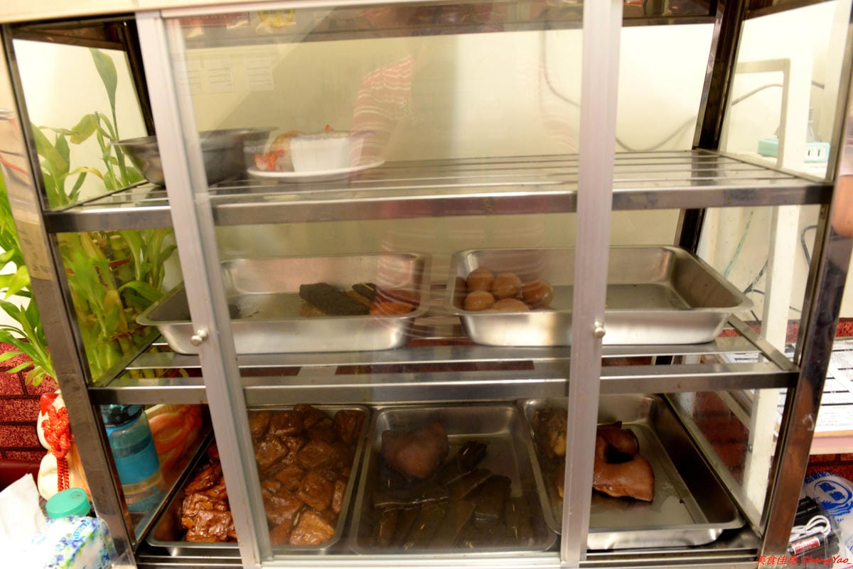 [基隆仁愛]老味坊 – 隱藏在孝三路巷內的好吃創意麵館,牛肉麵、水餃、滷菜都不錯,大推會爆汁的手工水餃,加了香菜的大白菜肉餡口味超好吃 !!
