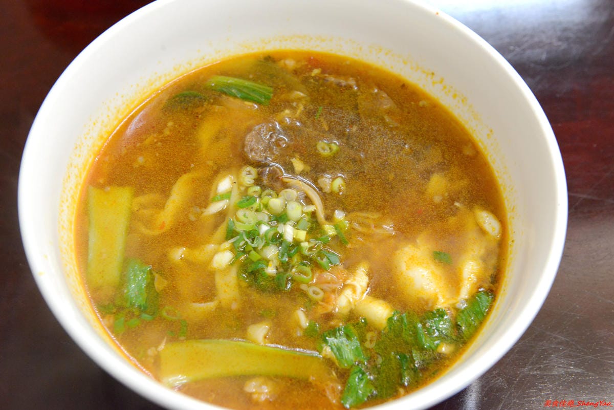 [基隆仁愛]老味坊 – 隱藏在孝三路巷內的好吃創意麵館,牛肉麵、水餃、滷菜都不錯,大推會爆汁的手工水餃,加了香菜的大白菜肉餡口味超好吃 !!