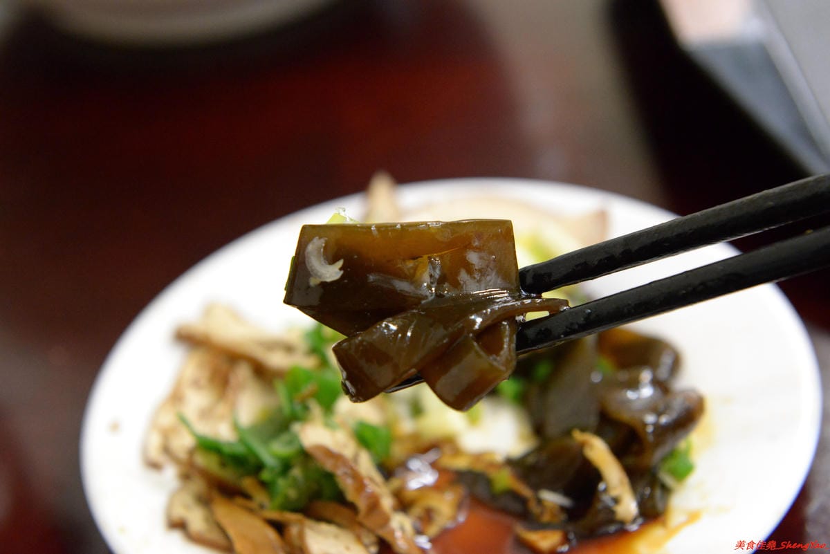 [基隆仁愛]老味坊 – 隱藏在孝三路巷內的好吃創意麵館,牛肉麵、水餃、滷菜都不錯,大推會爆汁的手工水餃,加了香菜的大白菜肉餡口味超好吃 !!