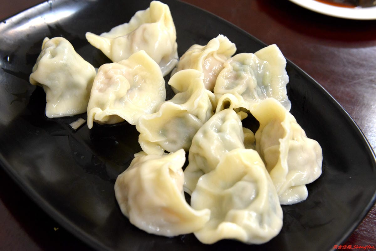 [基隆仁愛]老味坊 – 隱藏在孝三路巷內的好吃創意麵館,牛肉麵、水餃、滷菜都不錯,大推會爆汁的手工水餃,加了香菜的大白菜肉餡口味超好吃 !!